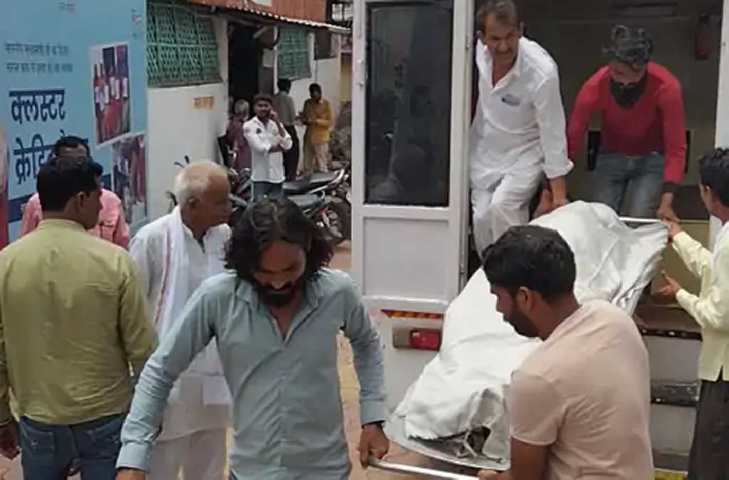 फांसी पर लटकी मिली महिला, परिजनों ने लगाए हत्या के आरोप