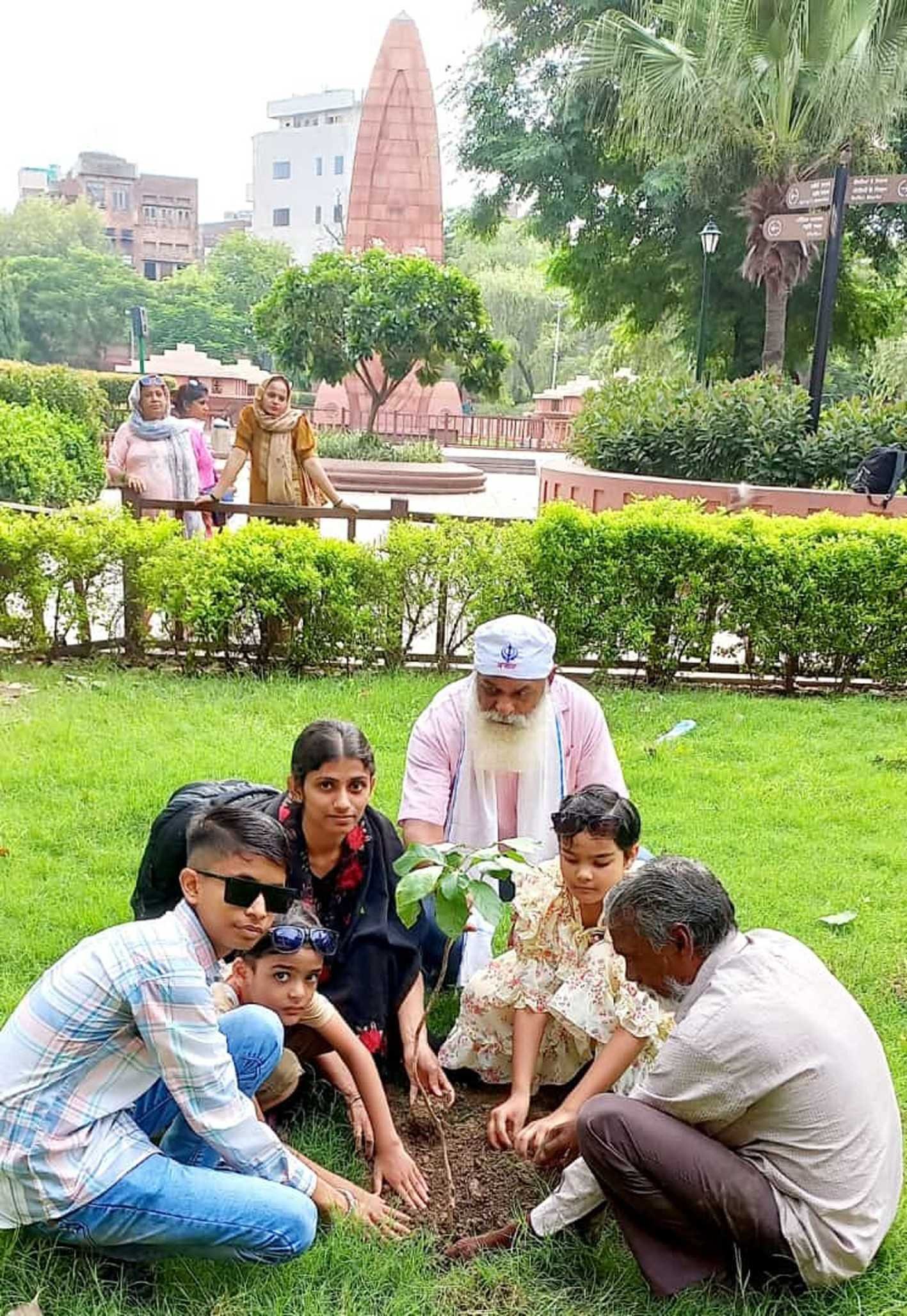 वृक्षमित्र ने स्वर्ण मंदिर में किया पौधरोपण