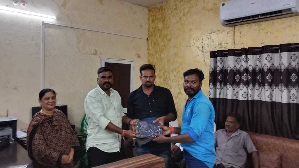 नपा ने नव निर्मित रोड डिवाइडरों पर किया वृक्षारोपण