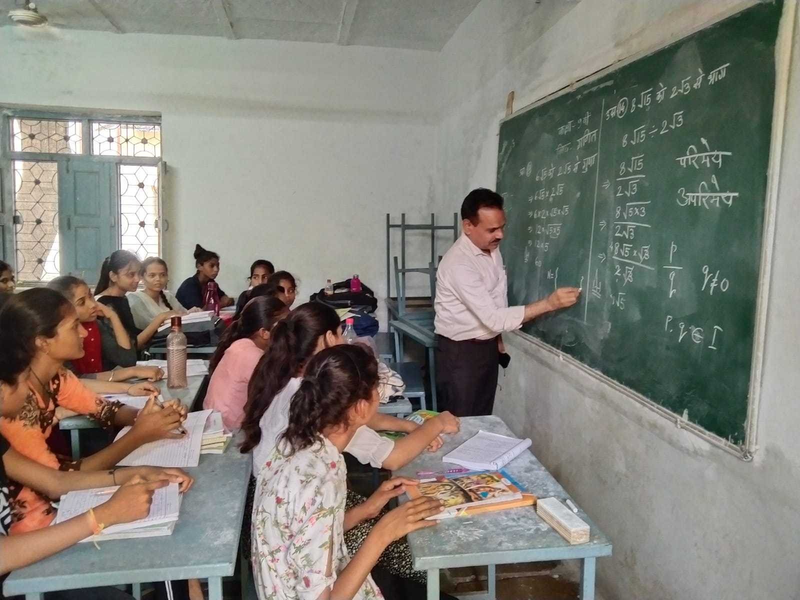 अंग्रेजी व्याकरण के तीन भाई और उनके 4-4 लड़के जो वर्तमान, भूतकाल और भविष्यकाल की बात करते हैं- कलेक्टर