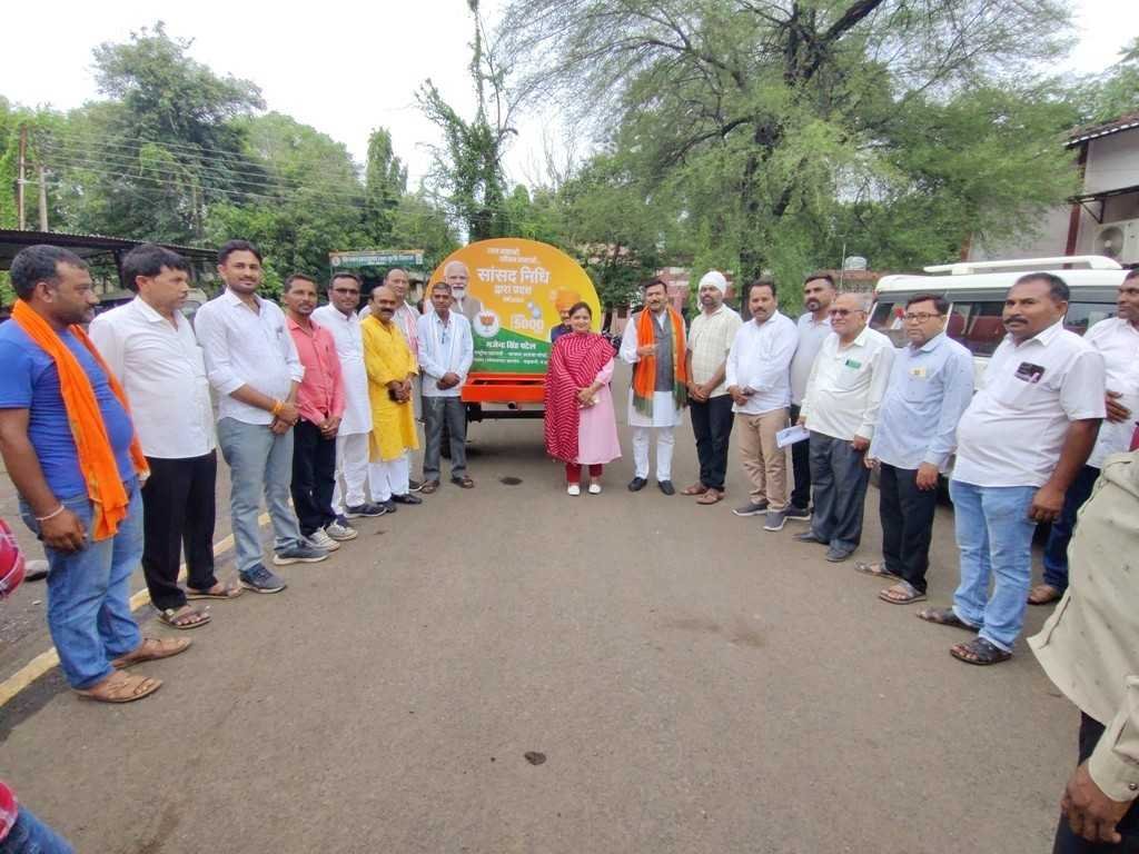 सांसद निधि से वितरित किये पानी के टैंकर
