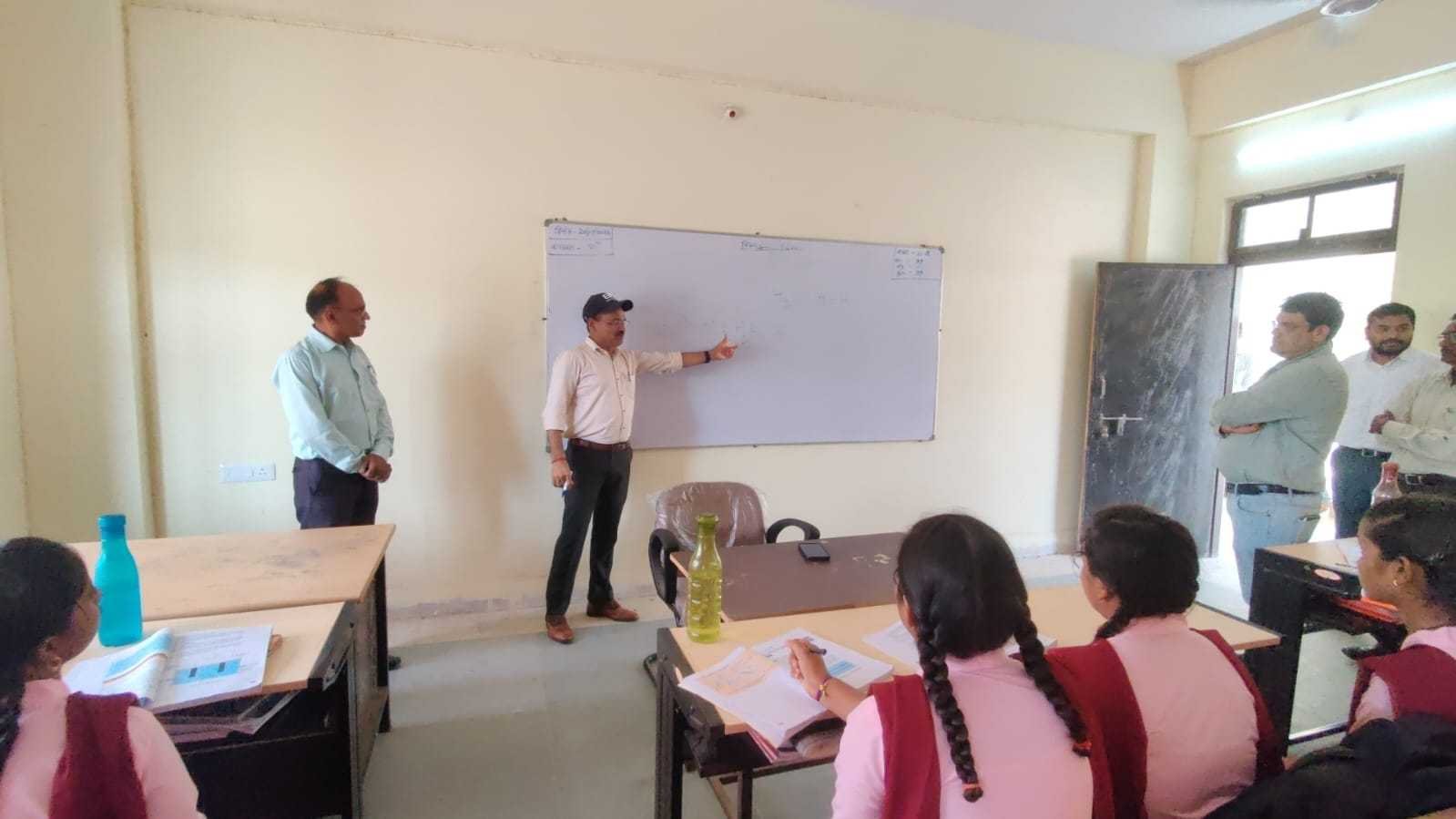 कन्या शिक्षा परिसर में कलेक्टर ने अणु और परमाणु बताया