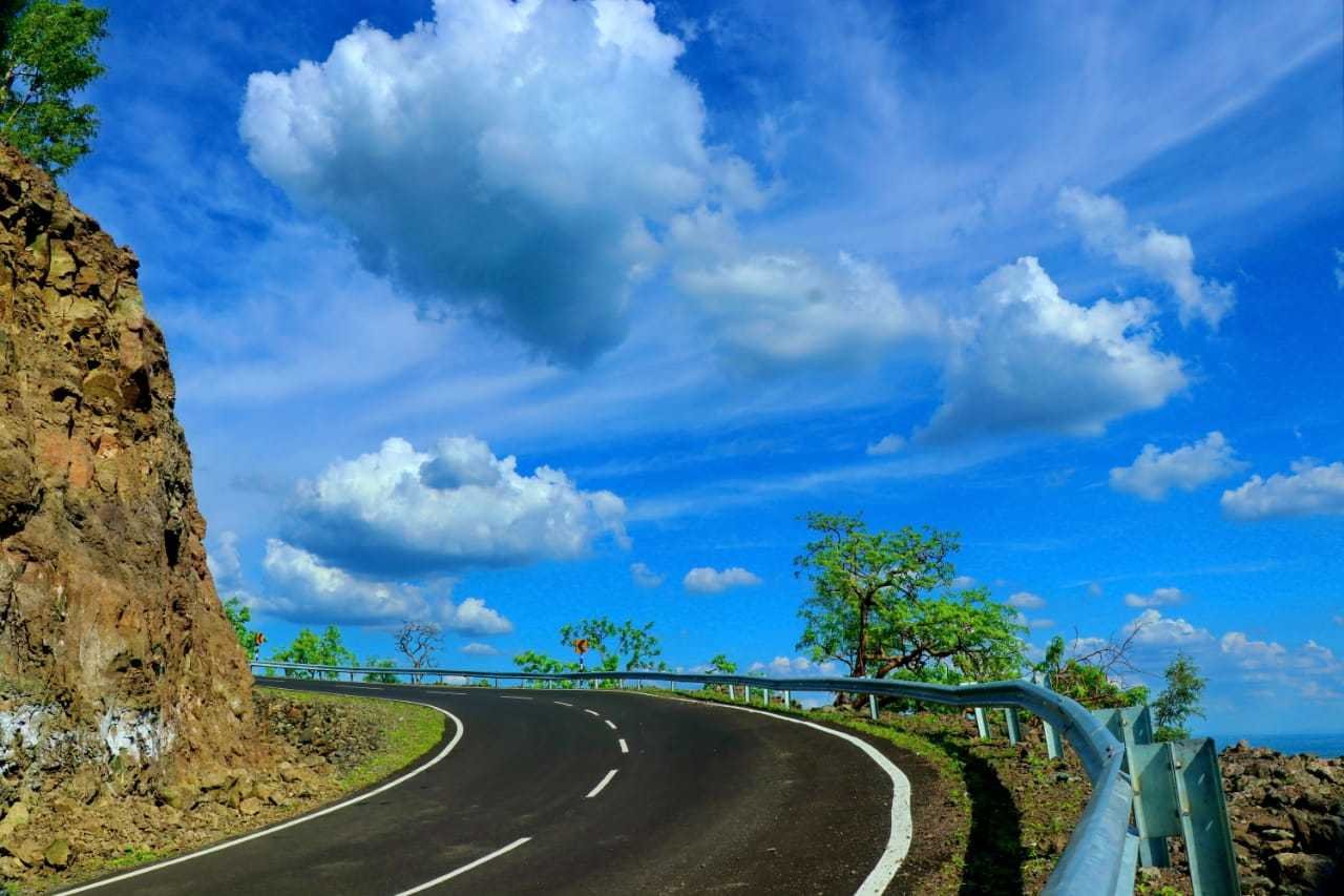 अब सड़कों पर थमते नहीं पाँव, दुर्गम पहाड़ियों की ऊंचाइयों पर भी रुकते नहीं पहिए