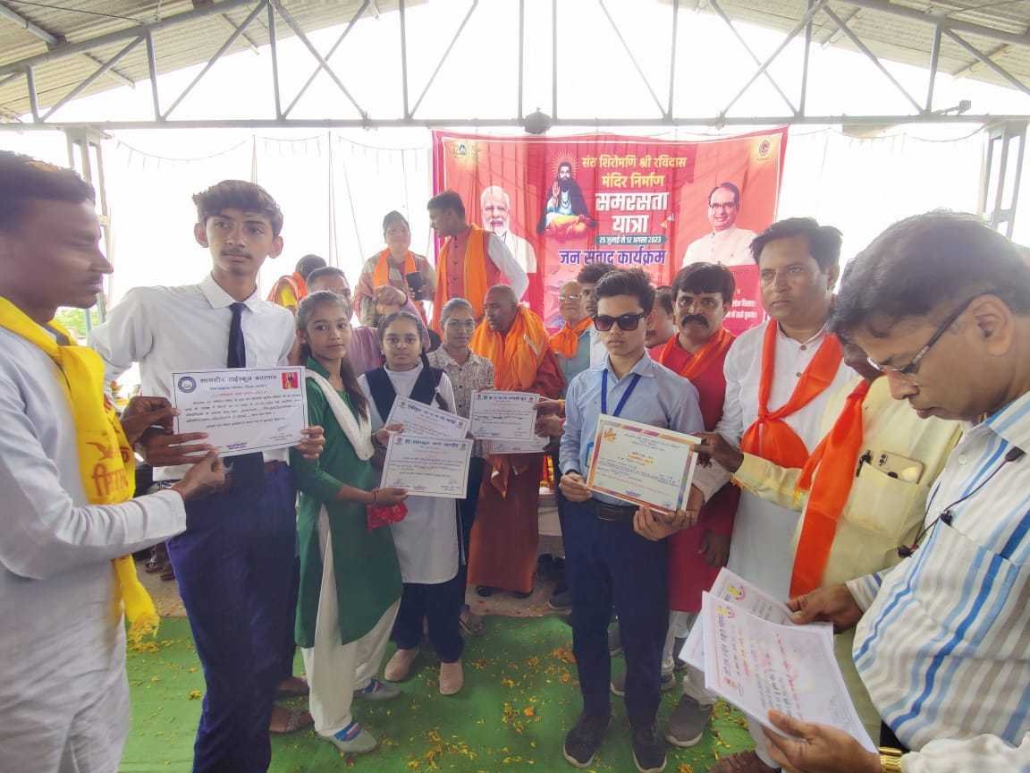 श्रीनगर  में आयोजित जनसंवाद में छात्र-छात्राओं को किया सम्मानित