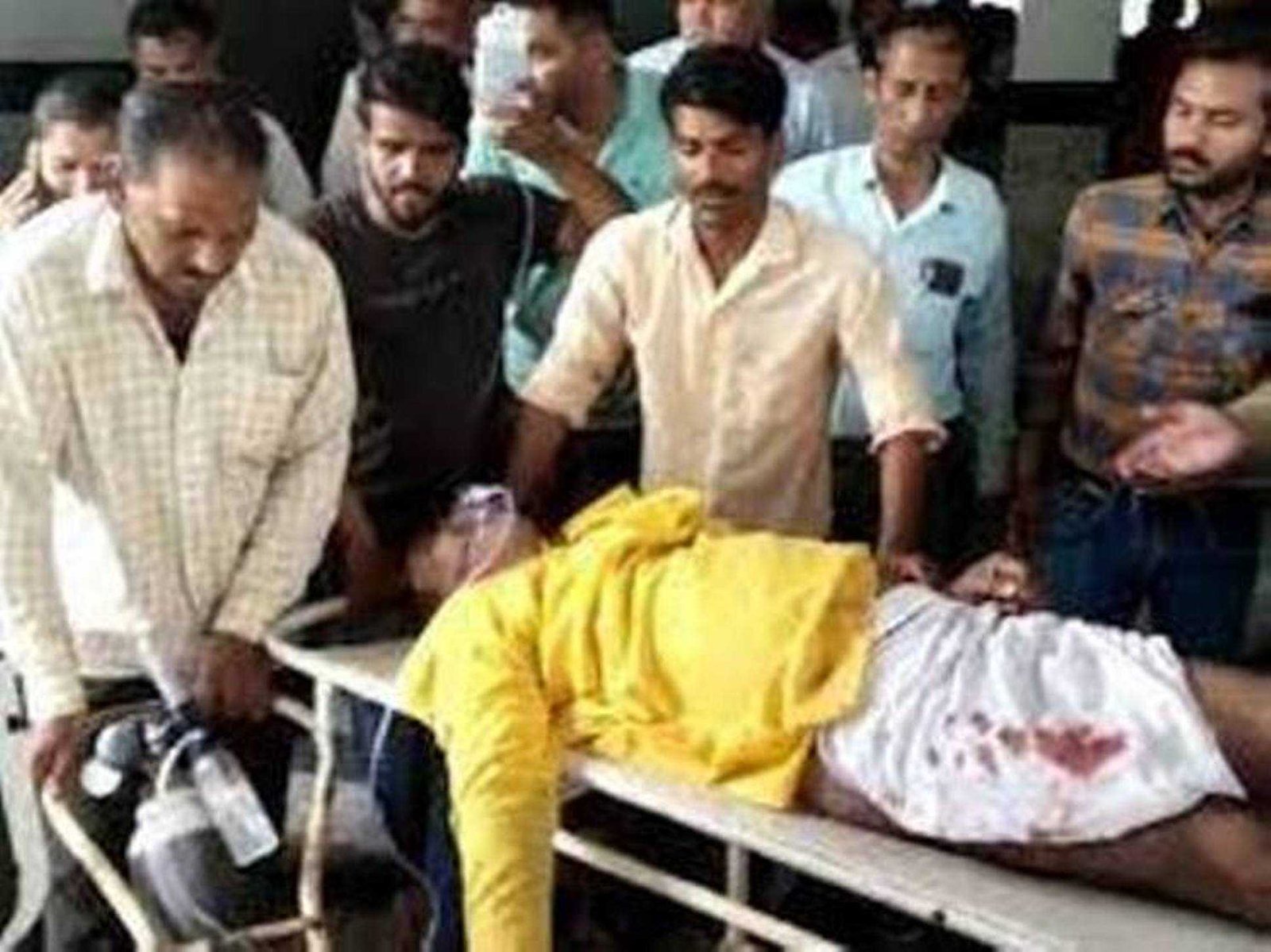 ट्रक ने कांग्रेस नेता को मारी टक्कर, मौत, उज्जैन रोड पर आए दिन हो रहे हादसे, किया चक्काजाम