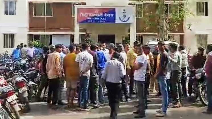 दरोगा से कचरा उठाने की बात पर की मारपीट, निगम कर्मचारी व दरोगा पहुंचे थाने, प्रकरण किया दर्ज