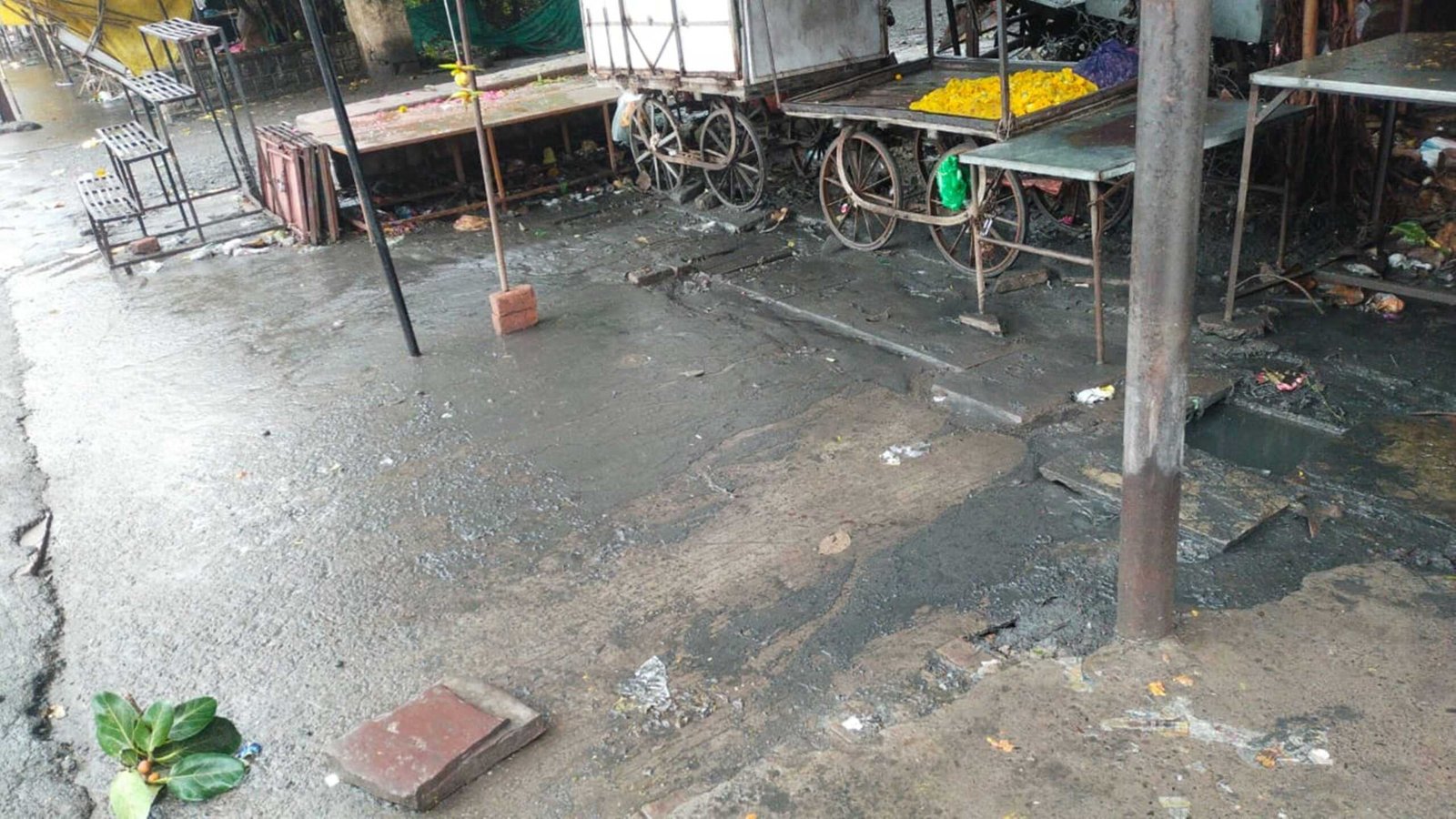खेड़ापति मारूती मंदिर के सामने नाली की गंदगी का अम्बार, दर्शनार्थी परेशान
