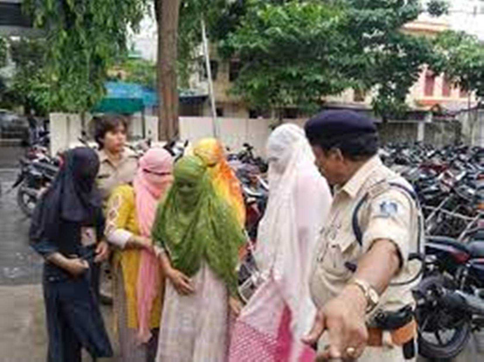 गरम मसाला लॉज में पकड़ाया सेक्स रैकेट