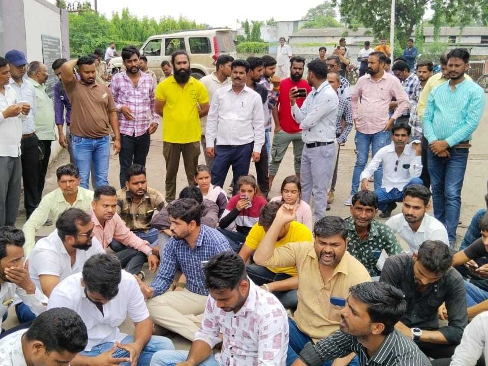 कंपनी के चेंबर में गिरने से युवक की मौत, परिजनों ने कंपनी के सामने दिया धरना