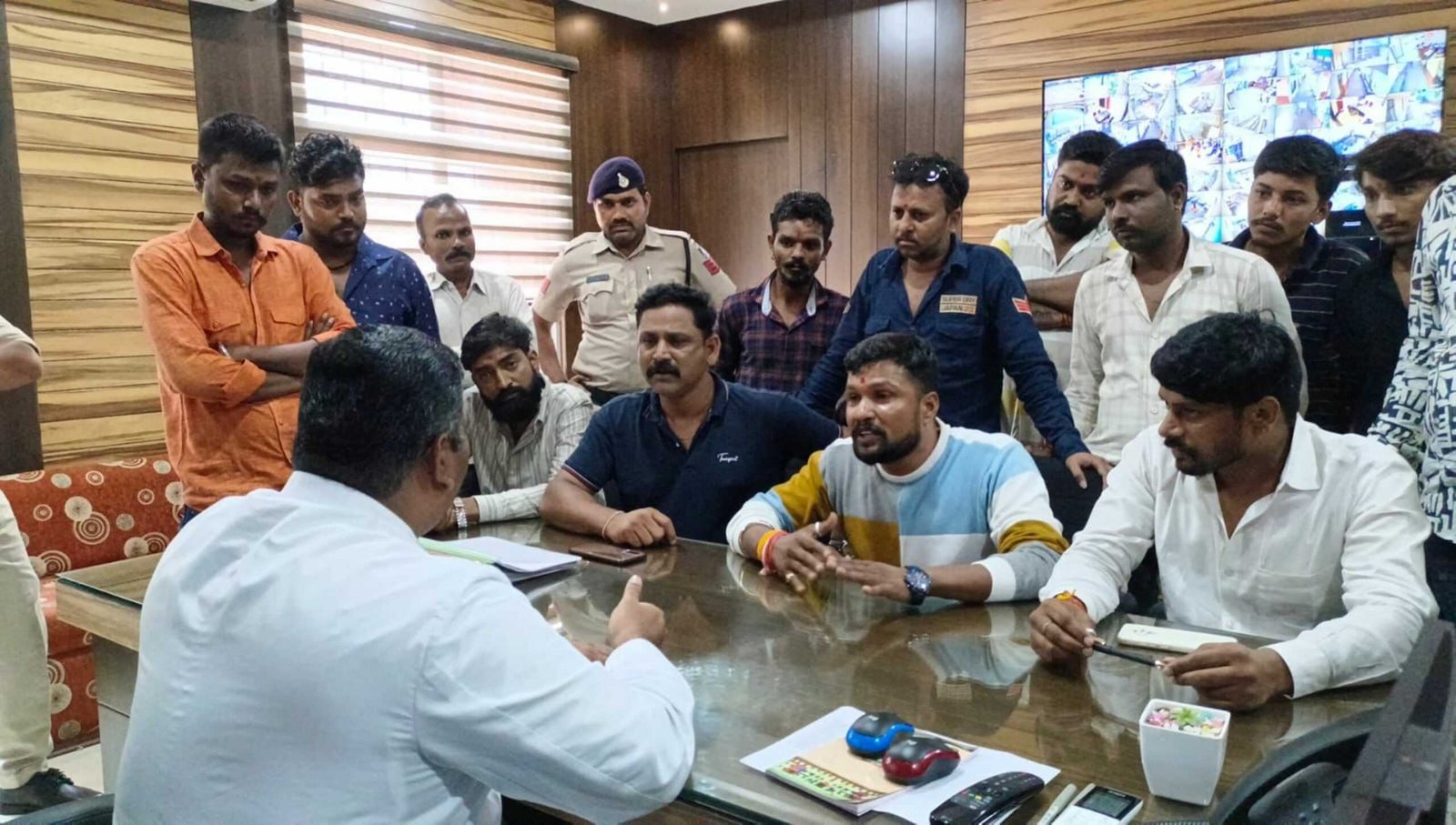 बच्चों को तिलक नही लगाने देने पर संस्था राम राम के कार्यकर्ता पहुंचे विद्यालय, मंगवाई माफी