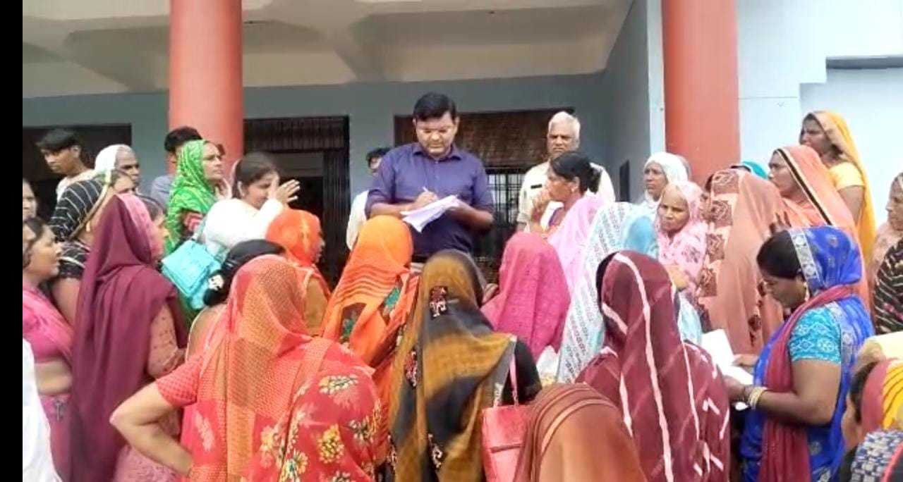 प्रांतीय महिला स्व सहायता समूह महासंघ की महिलाओं ने 12 सूत्रीय मांगों को लेकर सौंपा ज्ञापन