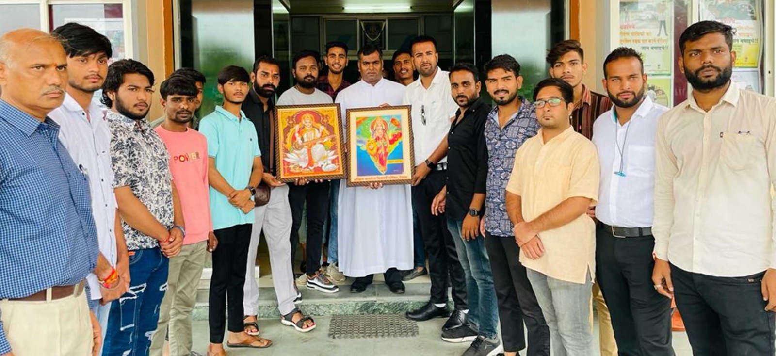 होली ट्रिनिटी स्कूल प्राचार्य को भेंट की भारत माता व माँ सरस्वती जी की तस्वीर