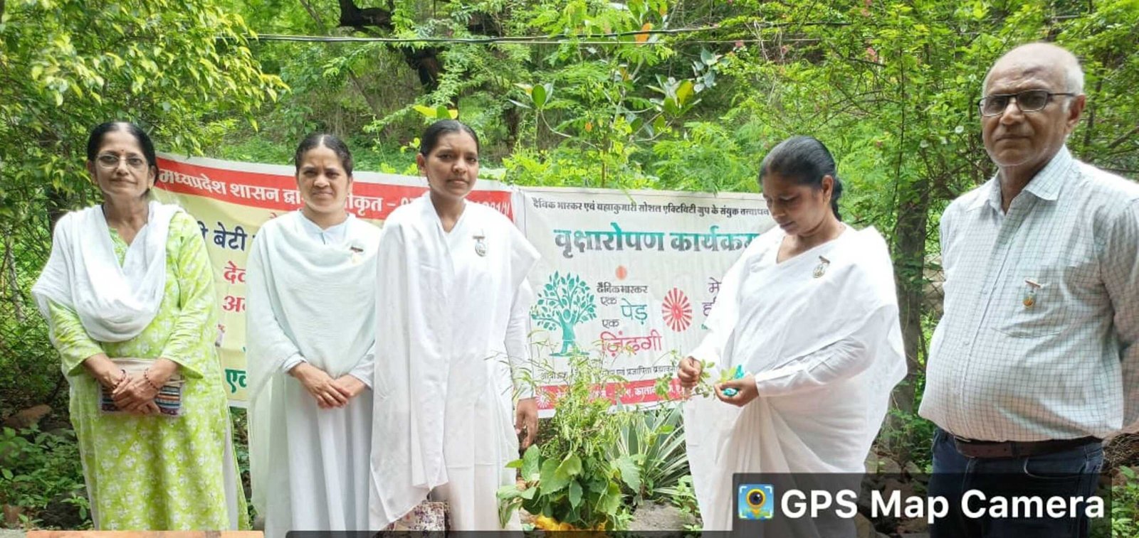 माँ चामुण्डा टेकरी को हरा भरा करने के उद्देश्य से सप्ताह में दो बार रौपे जा रहे अनगिनत पौधे