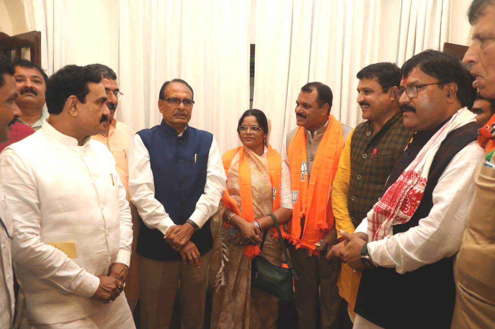 जिला पंचायत अध्यक्ष ने ली भाजपा की सदस्यता