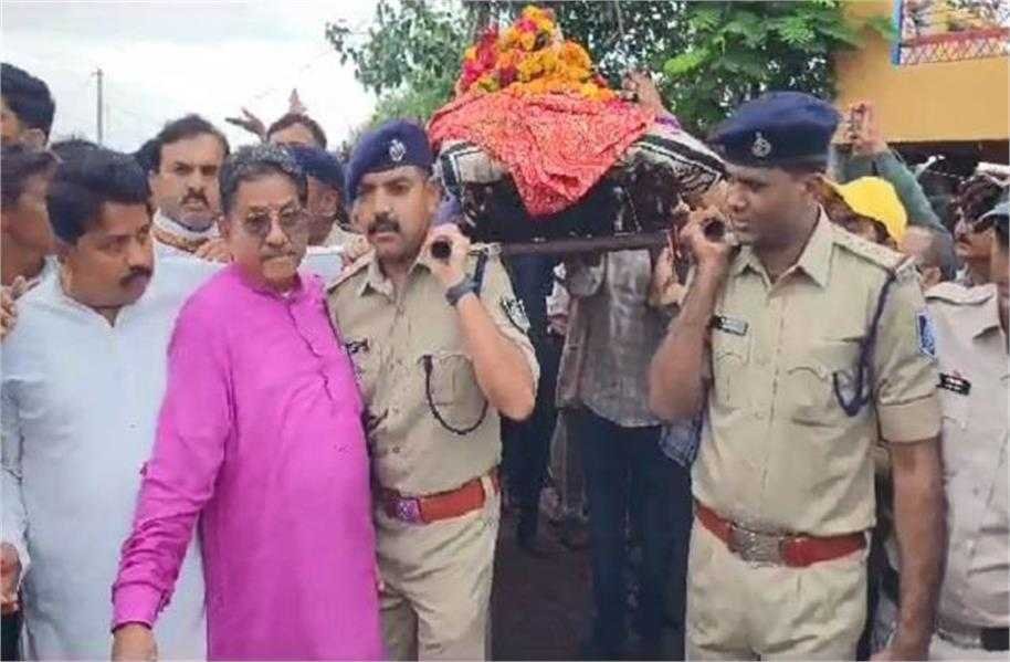 नेमावर टीआई राजाराम वास्कले को दी अंतिम विदाई, पुलिस ने दिया गार्ड आफ आनर