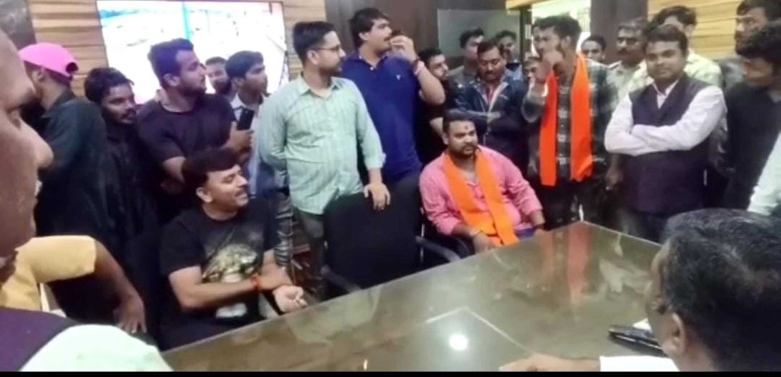 तिलक लगाने से इतनी ही परेशानी है तो हिन्दुओं के बच्चो को पढ़ाना बंद कर दो