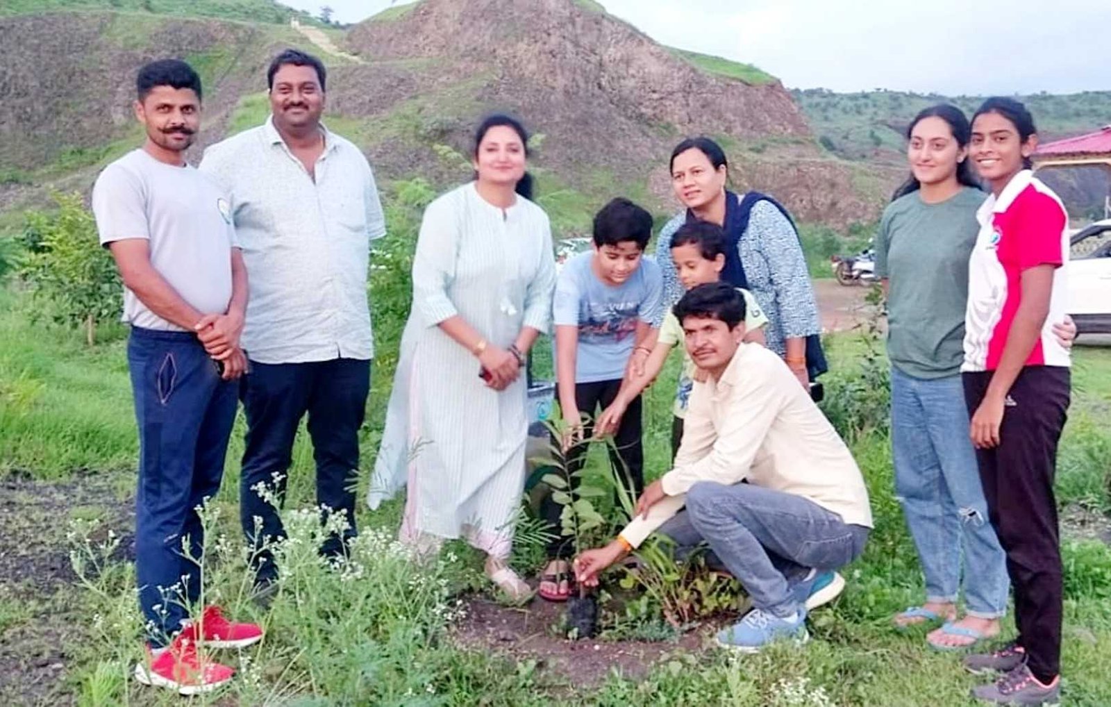 कराते प्रतियोगिता में स्वर्ण एवं ब्रोंज मेडल जीता, पौधारोपण कर मनाई खुशी