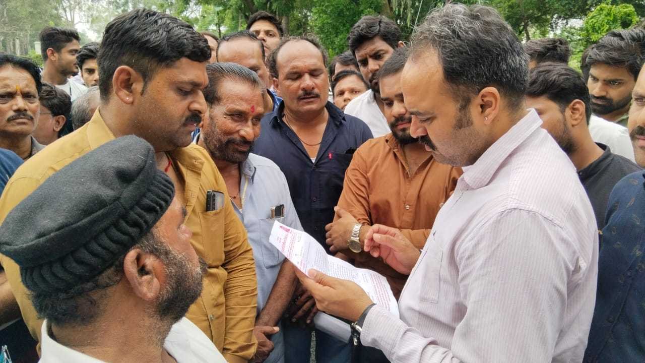 मृतक अंशुल के परिवार को आर्थिक सहायता एवं बहन को शासकीय नौकरी की मांग को लेकर सौंपा ज्ञापन