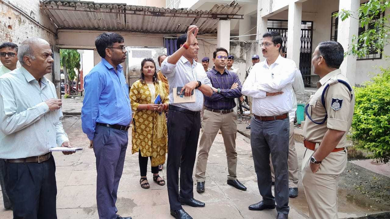 कलेक्टर ने जिला अस्पताल परिसर में संचालित वन स्टॉप सेंटर का किया निरीक्षण