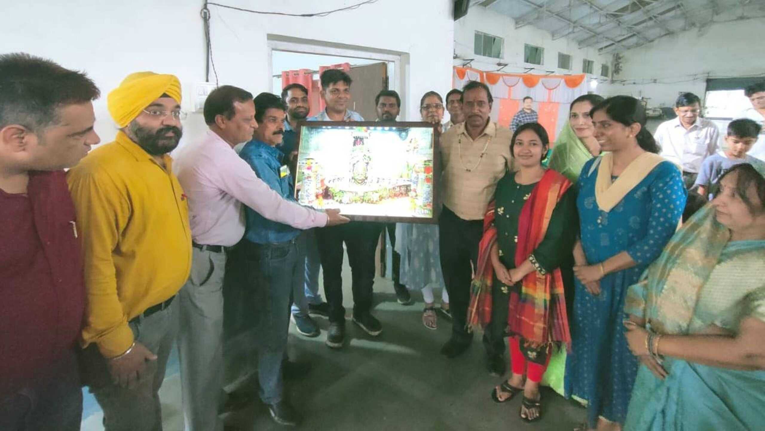 खादी ग्रामोद्योग बोर्ड जिला प्रबंधक की सेवानिवृत्ति पर समारोह आयोजित कर दी विदाई
