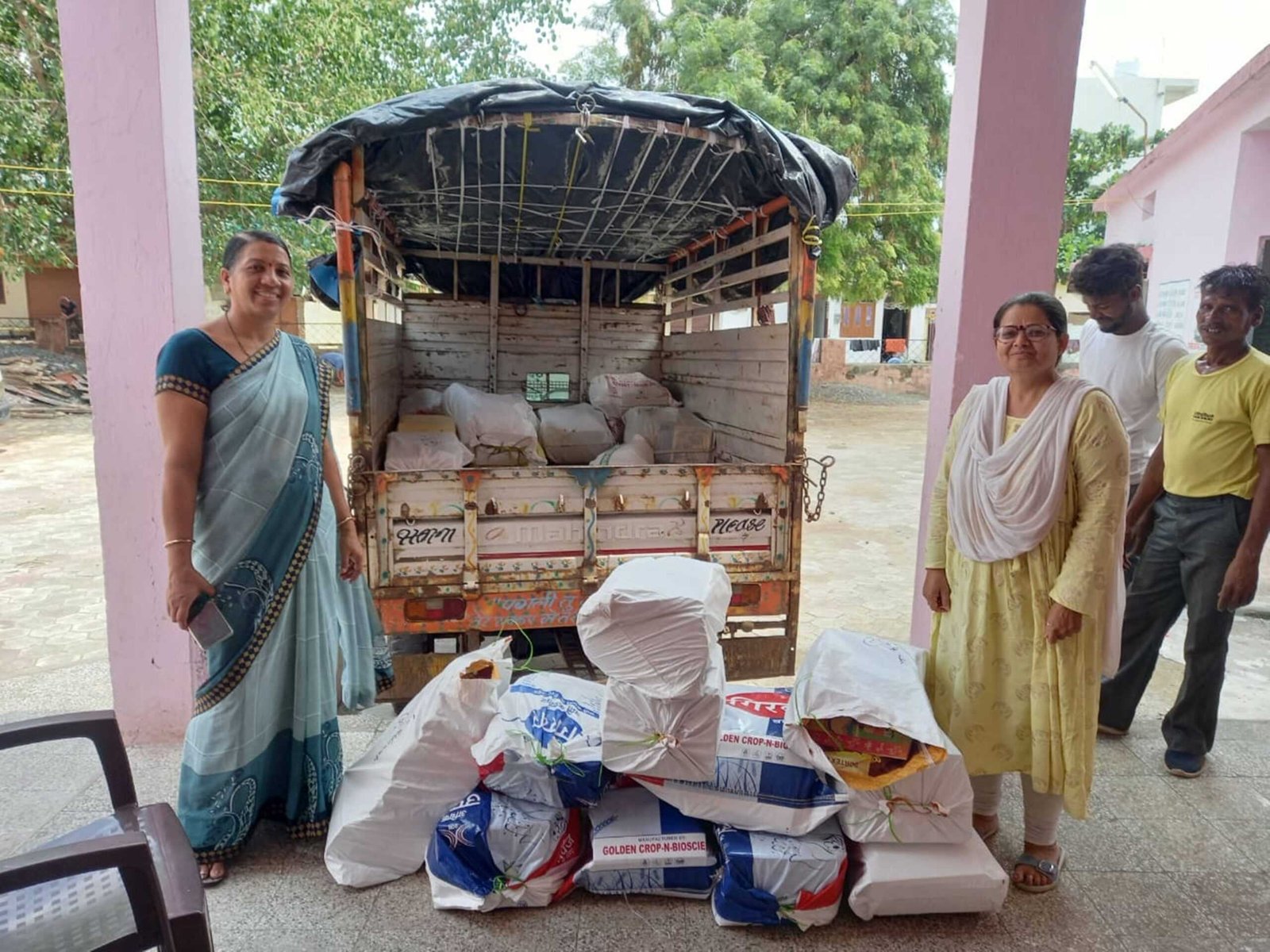 परिवहन के माध्यम से शासकीय स्कूलों में पहुंच रही पुस्तके, शिक्षकों एवं विद्यार्थियों के चेहरे खिले
