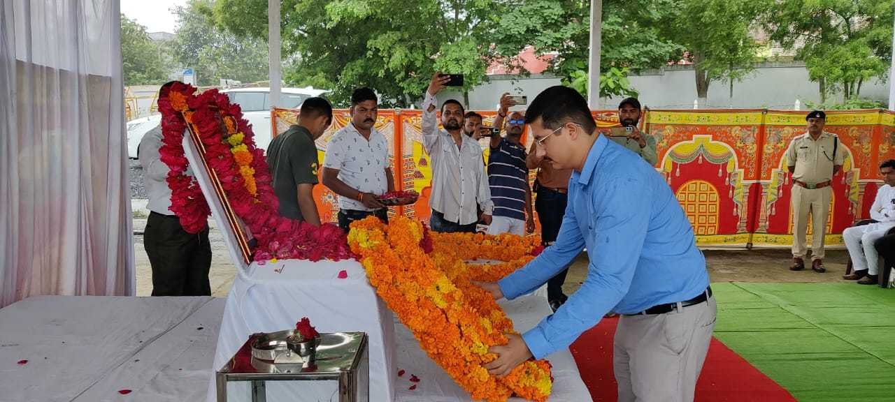 नेमावर टीआई स्व. राजाराम वास्कले के दु:खद निधन पर पुलिस लाइन में जनप्रतिनिधियों और अधिकारियों ने दी श्रद्धांजलि
