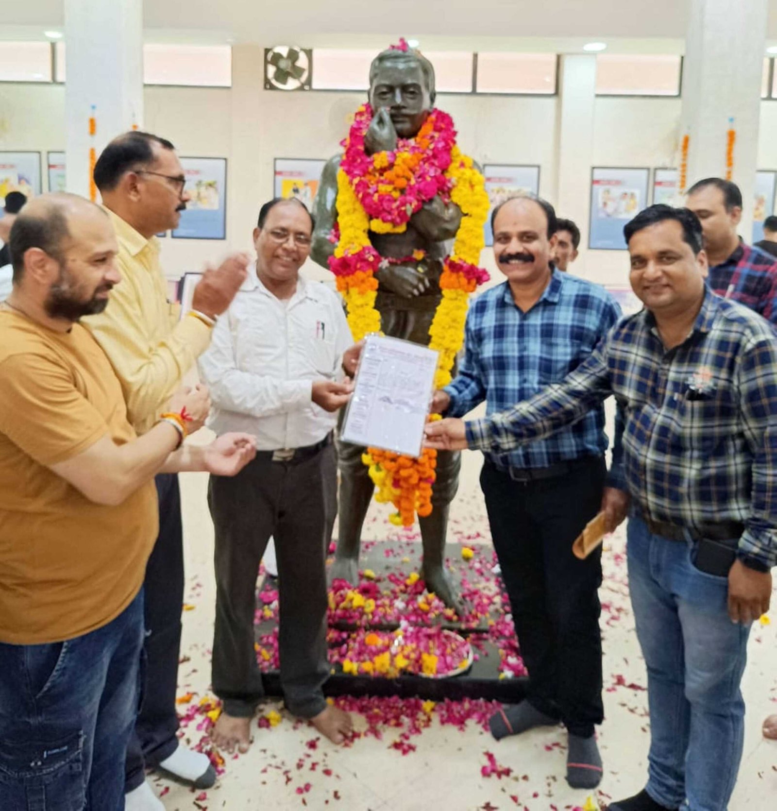 अभिभाषकों ने आजाद की जन्मभूमि पर जाकर श्रद्धासुमन अर्पित कर नमन पत्र किया भेंट
