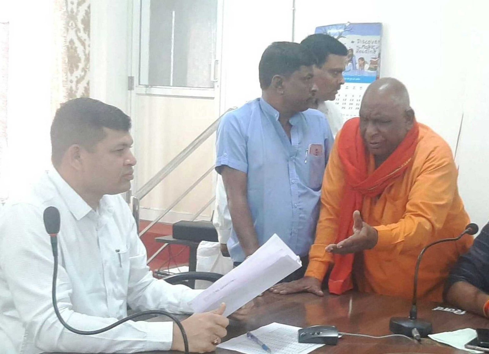 श्रीकृष्ण एवं गोगादेव मंदिर की जमीन का सम्पूर्ण रिकार्ड कलेक्ट्रेट में दिया