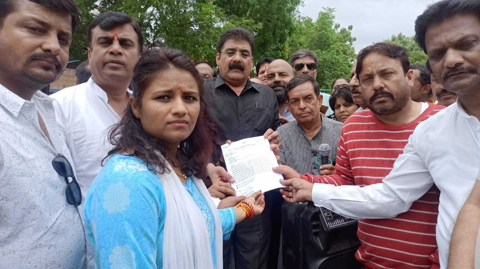 बढ़ रही दुर्घटनाओं को लेकर कांग्रेस ने प्रदर्शन कर दिया, समय रहते निर्माण नहीं हुआ तो होगा आंदोलन