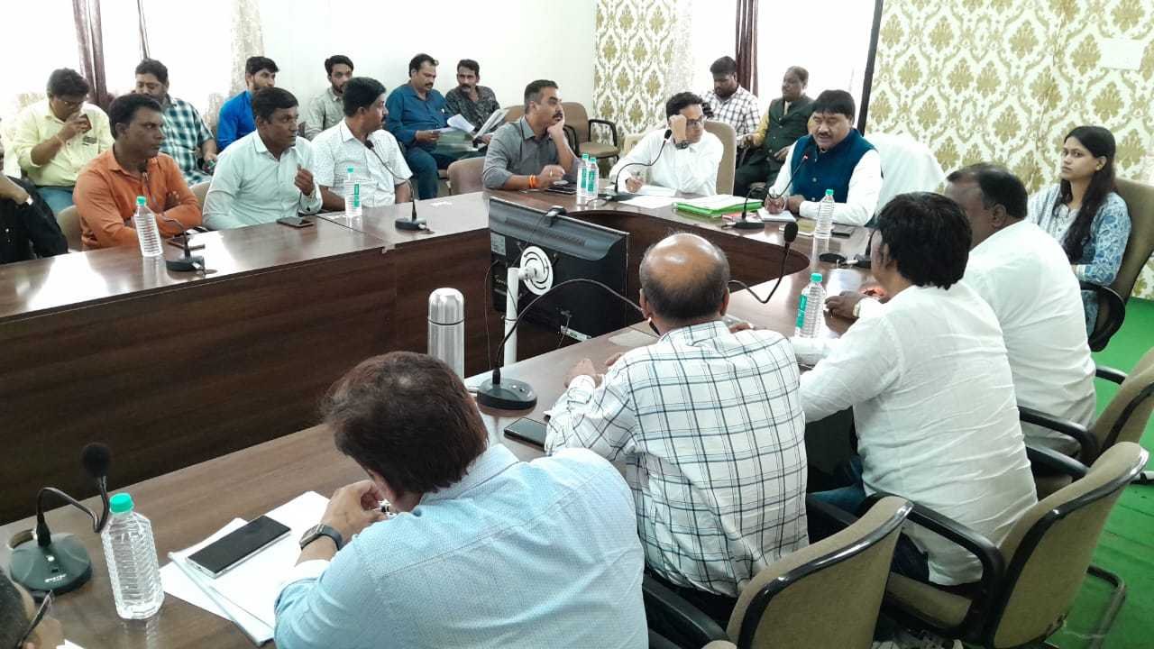 ठेकेदारी प्रथा समाप्त कर शासकीय प्रक्रिया पूरी करते हुए कर्मचारियों की नियुक्त करें