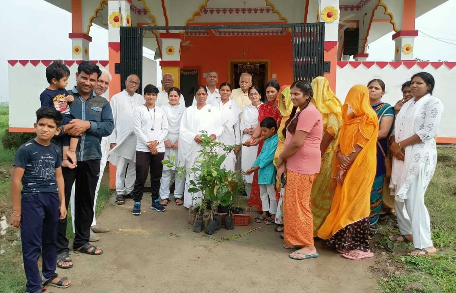 श्रीराम मंदिर में पौधारोपण कर दर्शनार्थियों को बांटे औषधीय पौधे