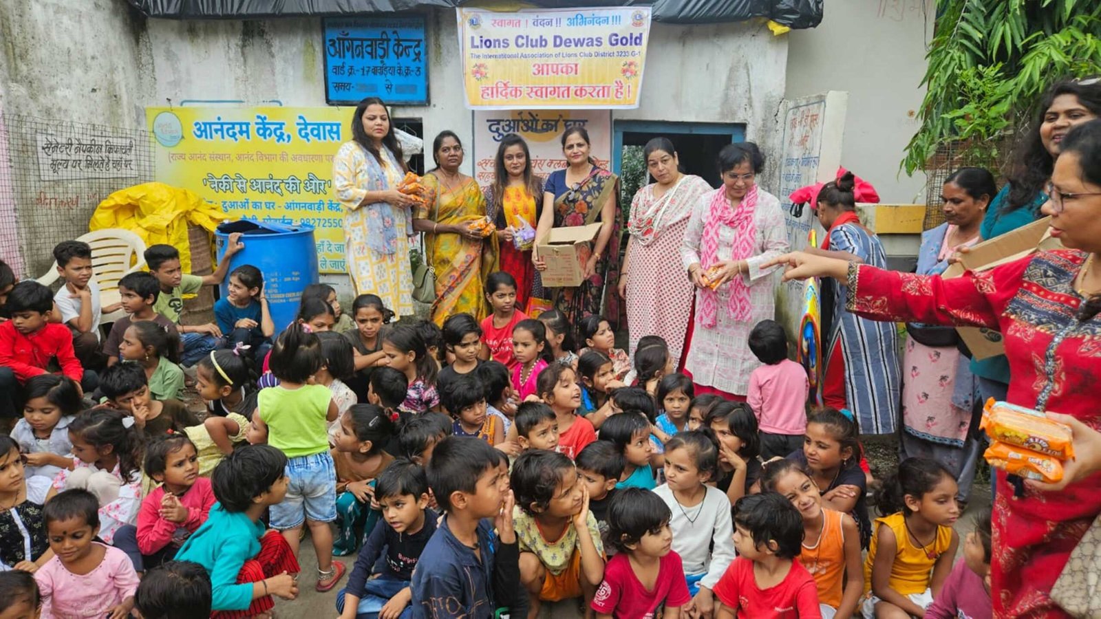 बच्चों को अल्फाबेट की चटाई, खाद्य सामग्री के साथ वस्त्र बांटे, खिल उठे चेहरे