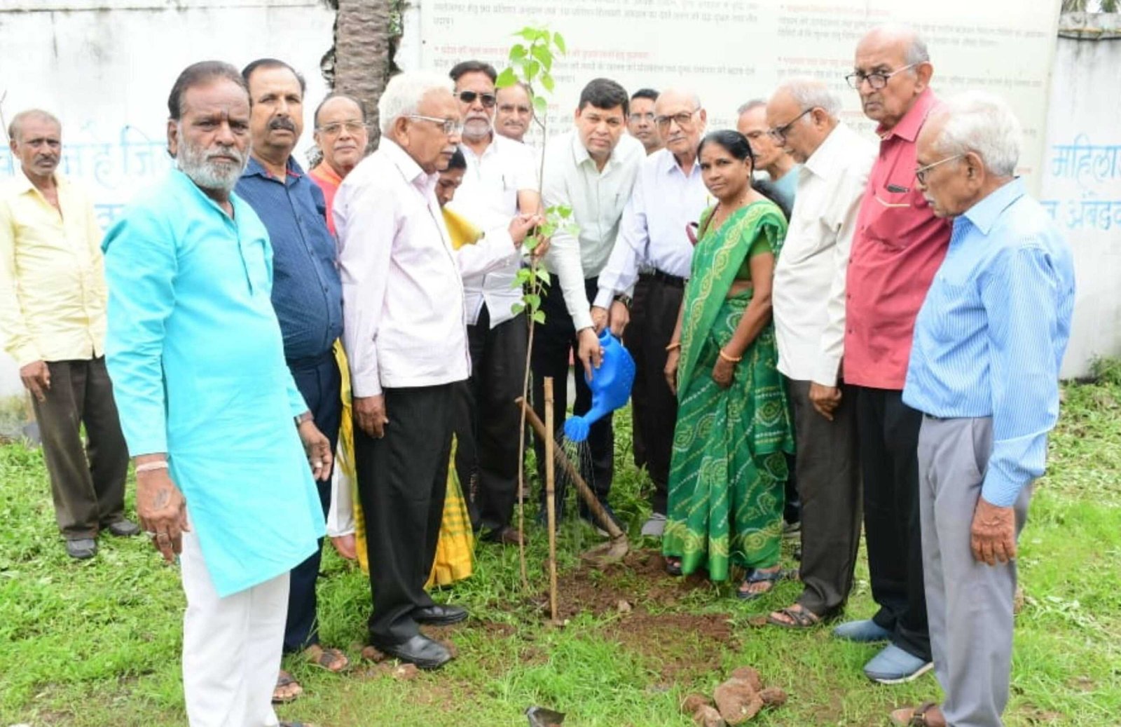 कलेक्टर परिसर में वरिष्ठजनों ने किया वृक्षारोपण