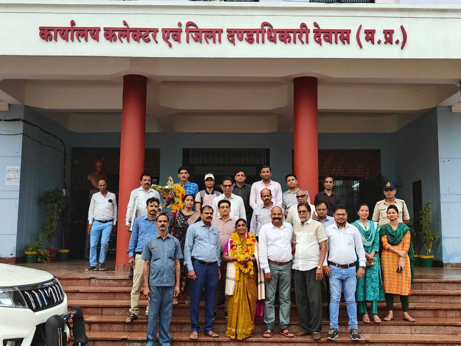 कलेक्टर कार्यालय की प्रभारी अधीक्षक श्रीमती अय्यर के सेवानिवृत्त होने पर दी भावभीनी विदाई