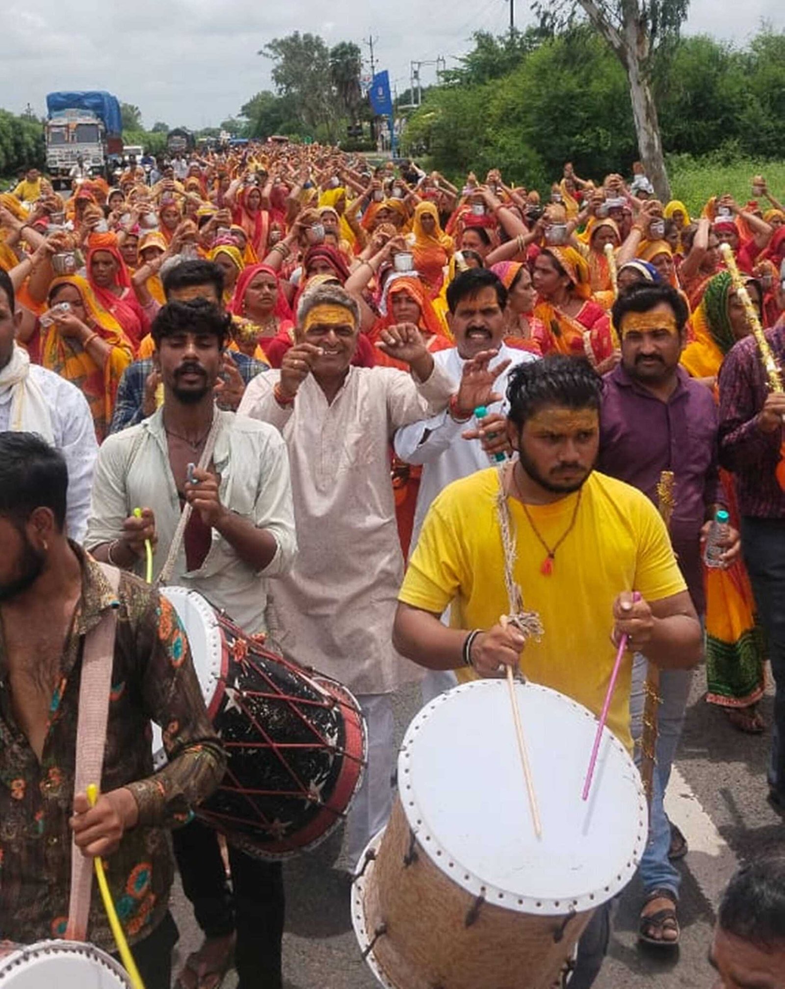 जुनेश्वर महादेव मंदिर से क्षिप्रा तक निकाली कावड़ एवं कलश यात्रा
