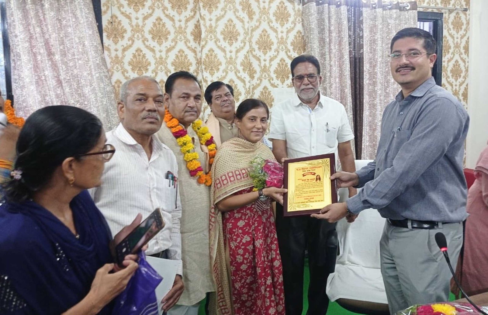 भुगतान आदेश प्रदान कर कलेक्टर ने सेवानिवृत्त अधिकारी-कर्मचारियों का किया सम्मान