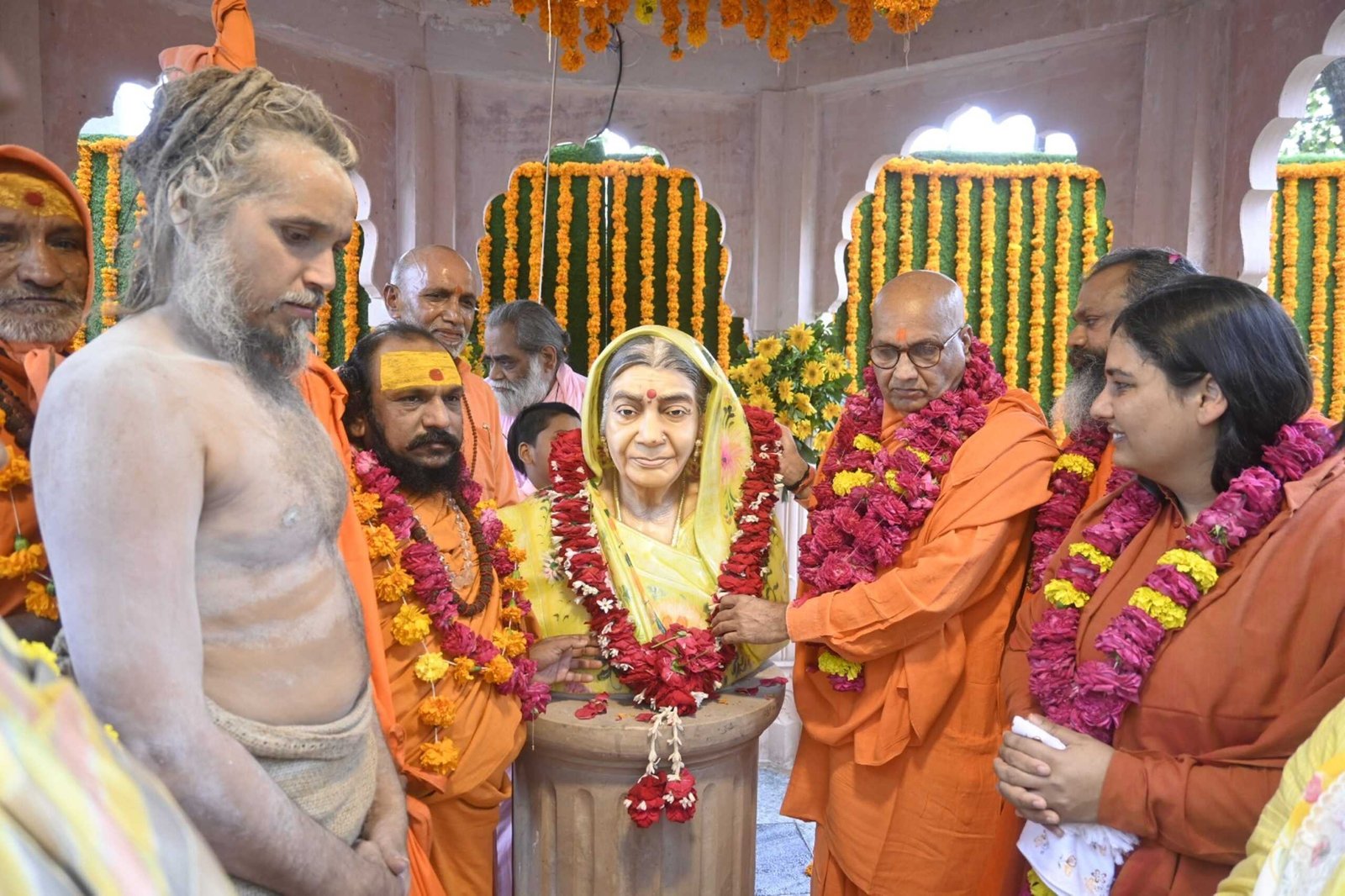 महामण्डलेश्वरों सहित बड़े संतों ने किया स्वर्गीय सुशीला देवी गर्ग की मूर्ति का लोकार्पण