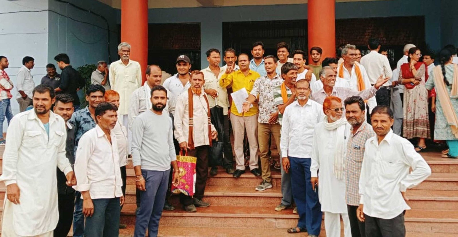 आवारा पशु किसानों की फसल कर रहे बर्बाद, कलेक्ट्रेट में दिया ज्ञापन