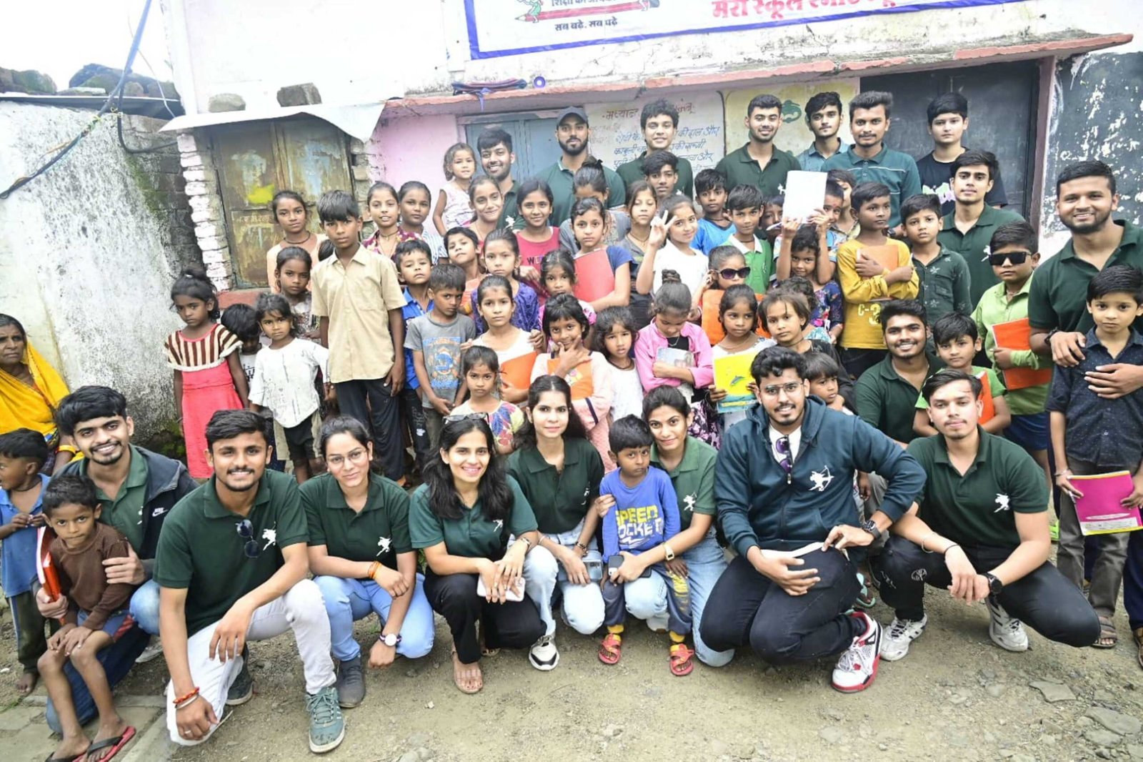 रॉबिनहुड आर्मी ने बच्चों को शिक्षा एवं खाद्य सामग्री वितरीत कर पढ़ाया