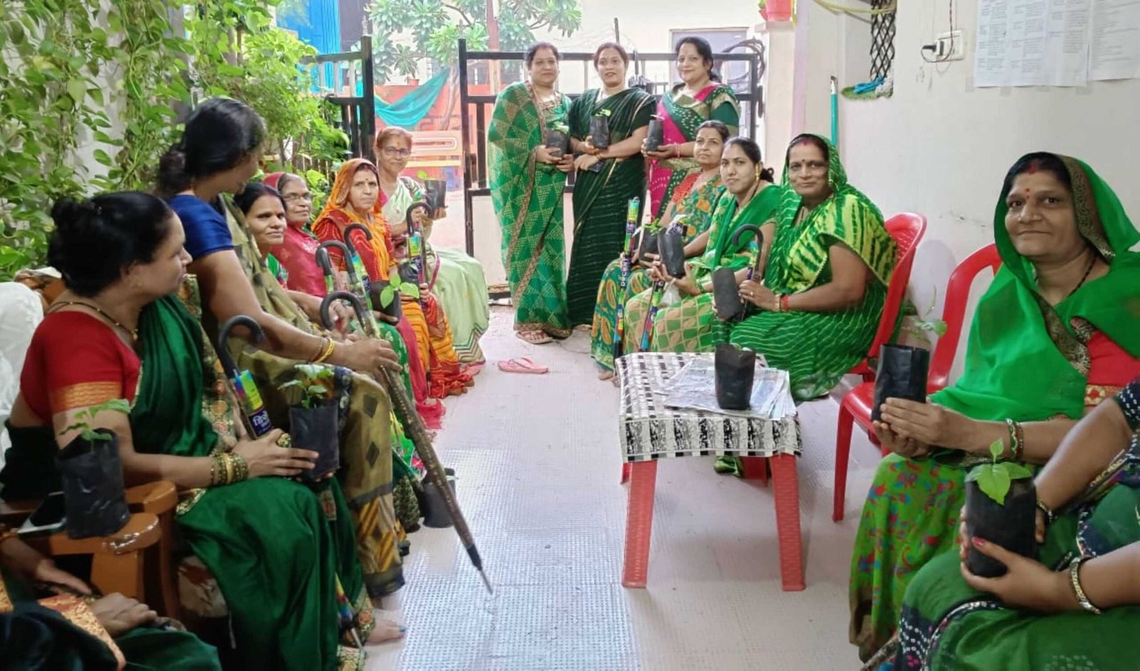 101 बिलपत्र के पौधे एवं छातों का किया वितरण कर मनाई हरियाली अमावस्या
