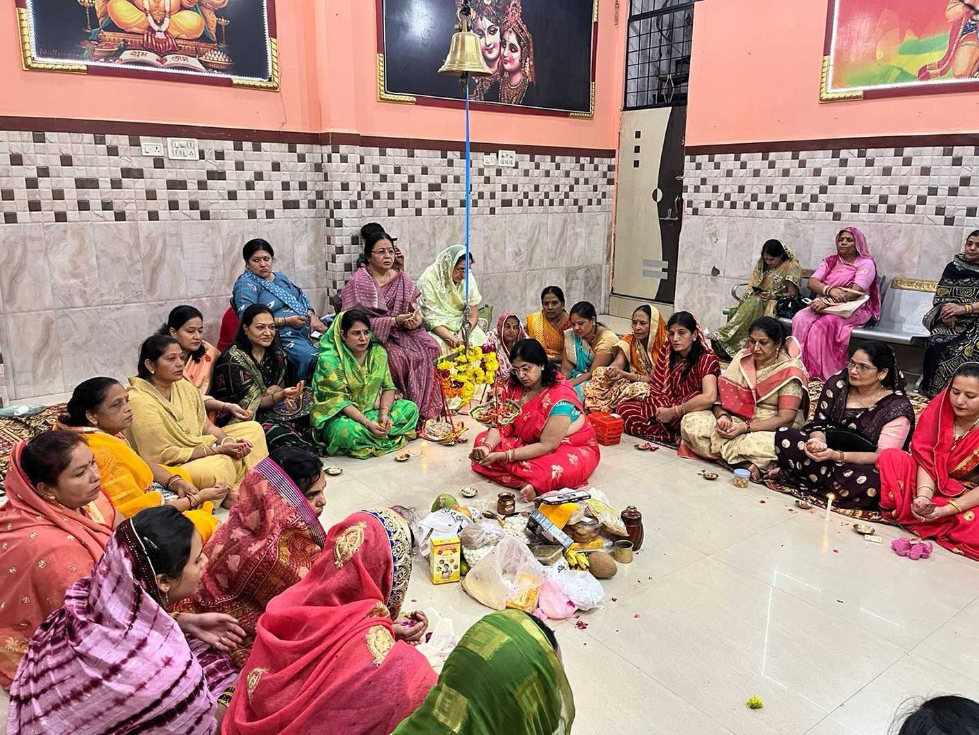 स्वर्णकार महिला मंडल ने भगवान को  नौका विहार  कराया