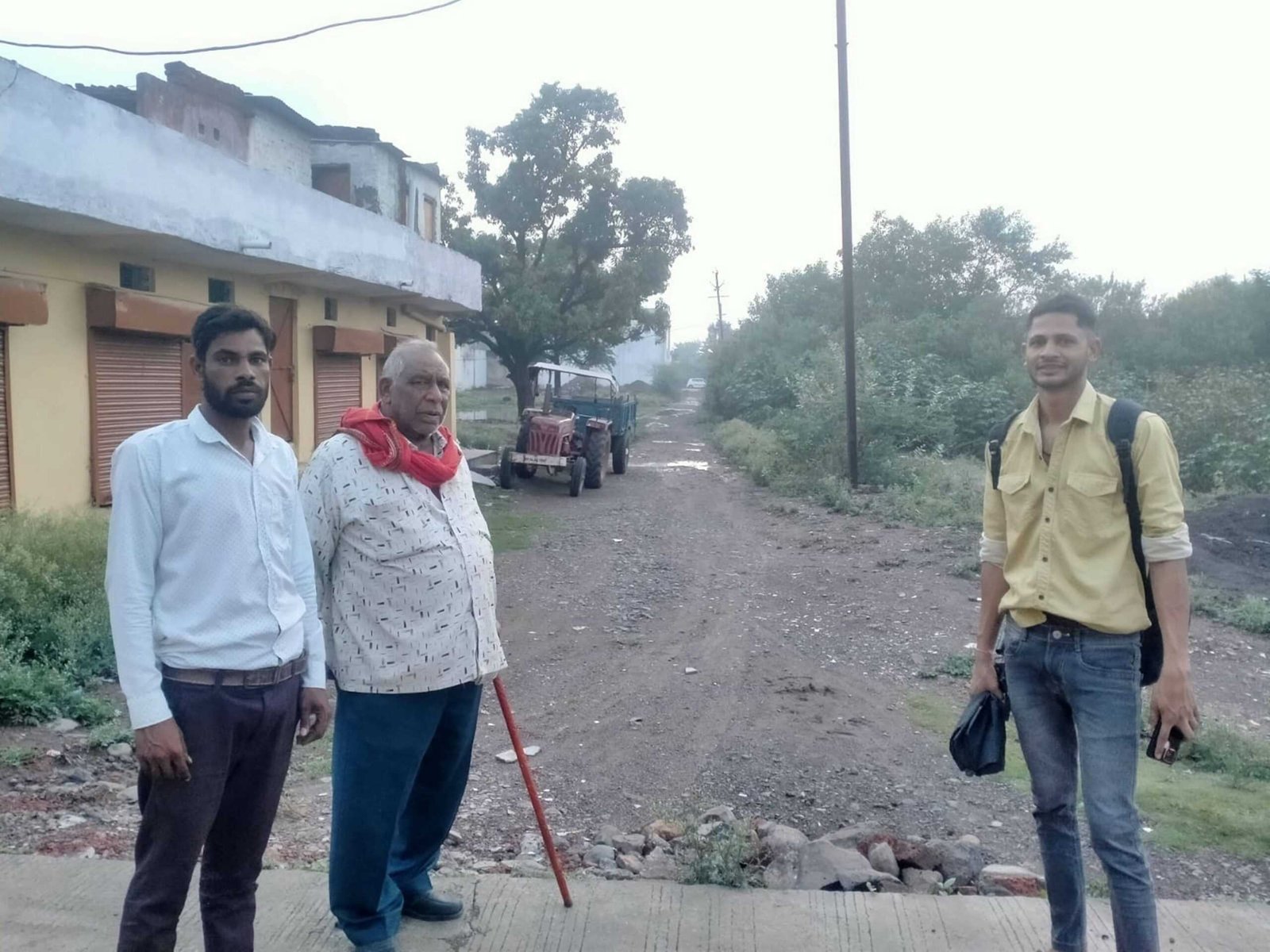 चंद्रलोक नगर का मेन रोड विगत 10 वर्षो से निर्माण की राह देख रहा, दिया आवेदन