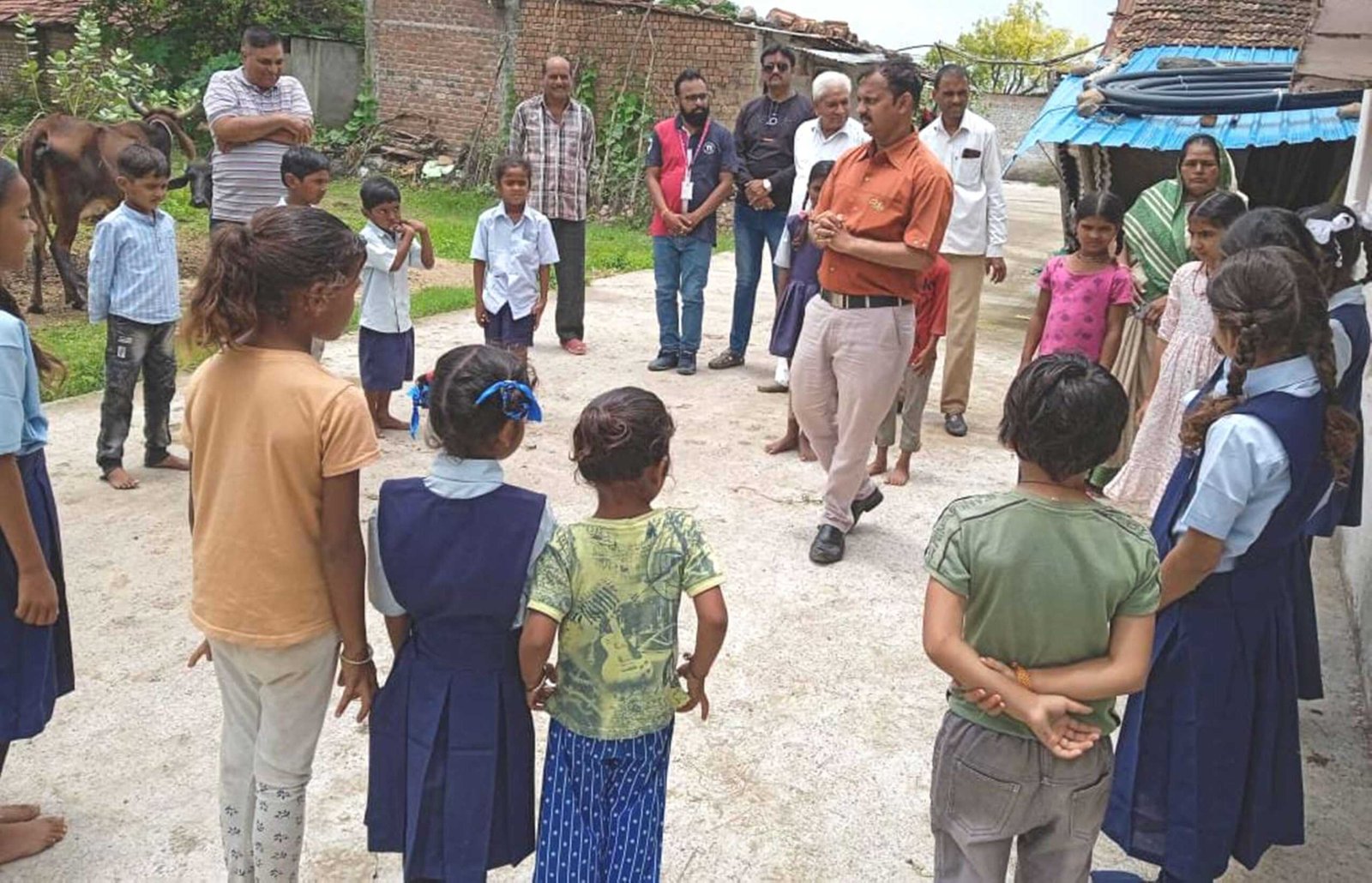 सकारात्मकता से स्वच्छता के बारे में बच्चों को दिया संदेश, शपथ दिलाकर किया किया पौधारोपण