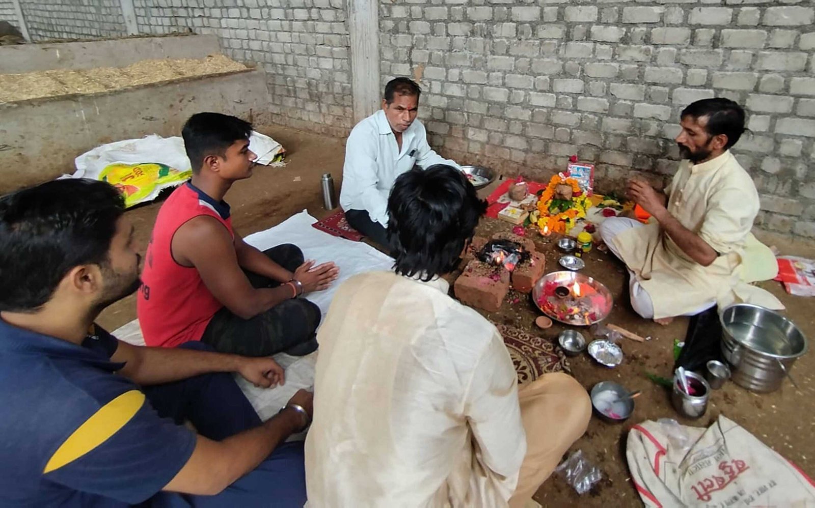 गौमाता के स्वास्थ्य एवं गौशाला की उन्नति के लिए कराया पूजन पाठ