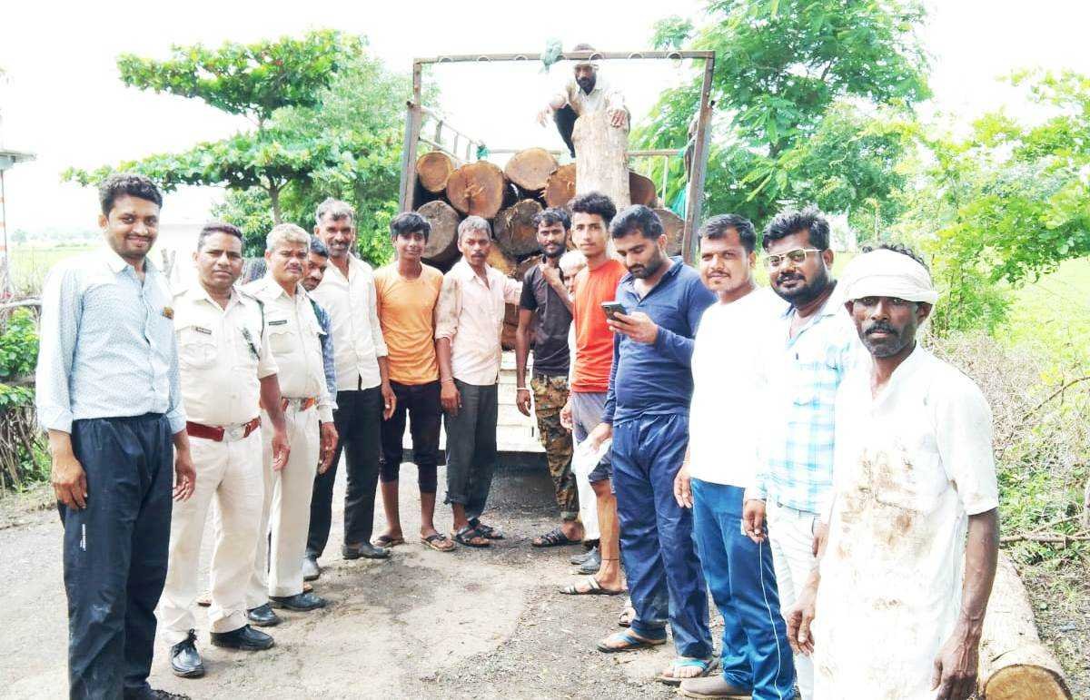 सागौन का अवैध परिवहन करते 18 नग सागौन सहित 1 पिकअप वाहन जप्त