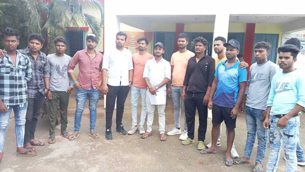 कॉलेज नहीं होने से पढ़ाई छोड़ने के लिए मजबूर हो रही छात्राएं