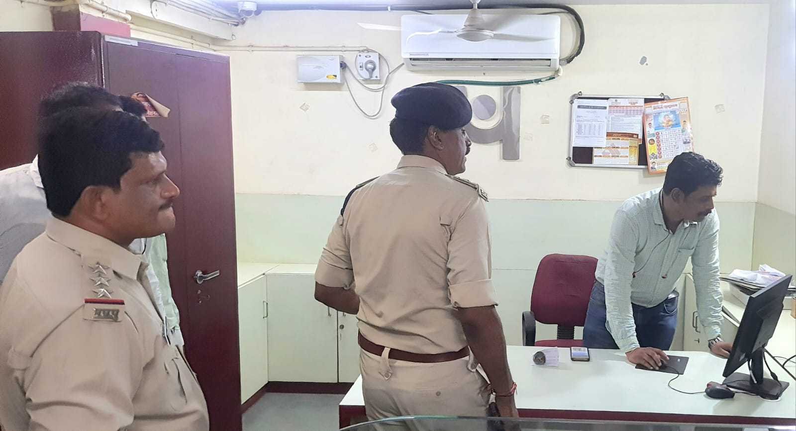 चोरी और लूट की बढ़ती घटनाओं को ध्यान में रखते हुए पुलिस ने बैंको का किया निरीक्षण