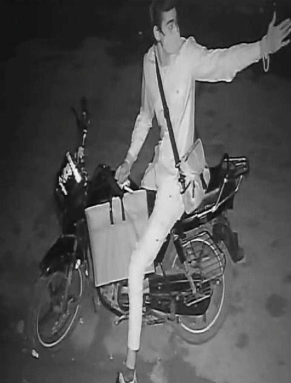 नगर में नहीं थम रही चोरी की घटनाएं, फोटो स्टूडियो से एक कैमरा और एल्बम चोरी, सीसीटीवी में कैद हुआ चोर