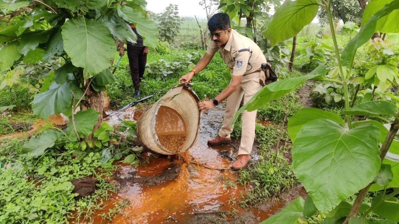 अवैध मदिरा निर्माण के विरुद्ध आबकारी और वन विभाग ने की संयुक्त कार्यवाही 