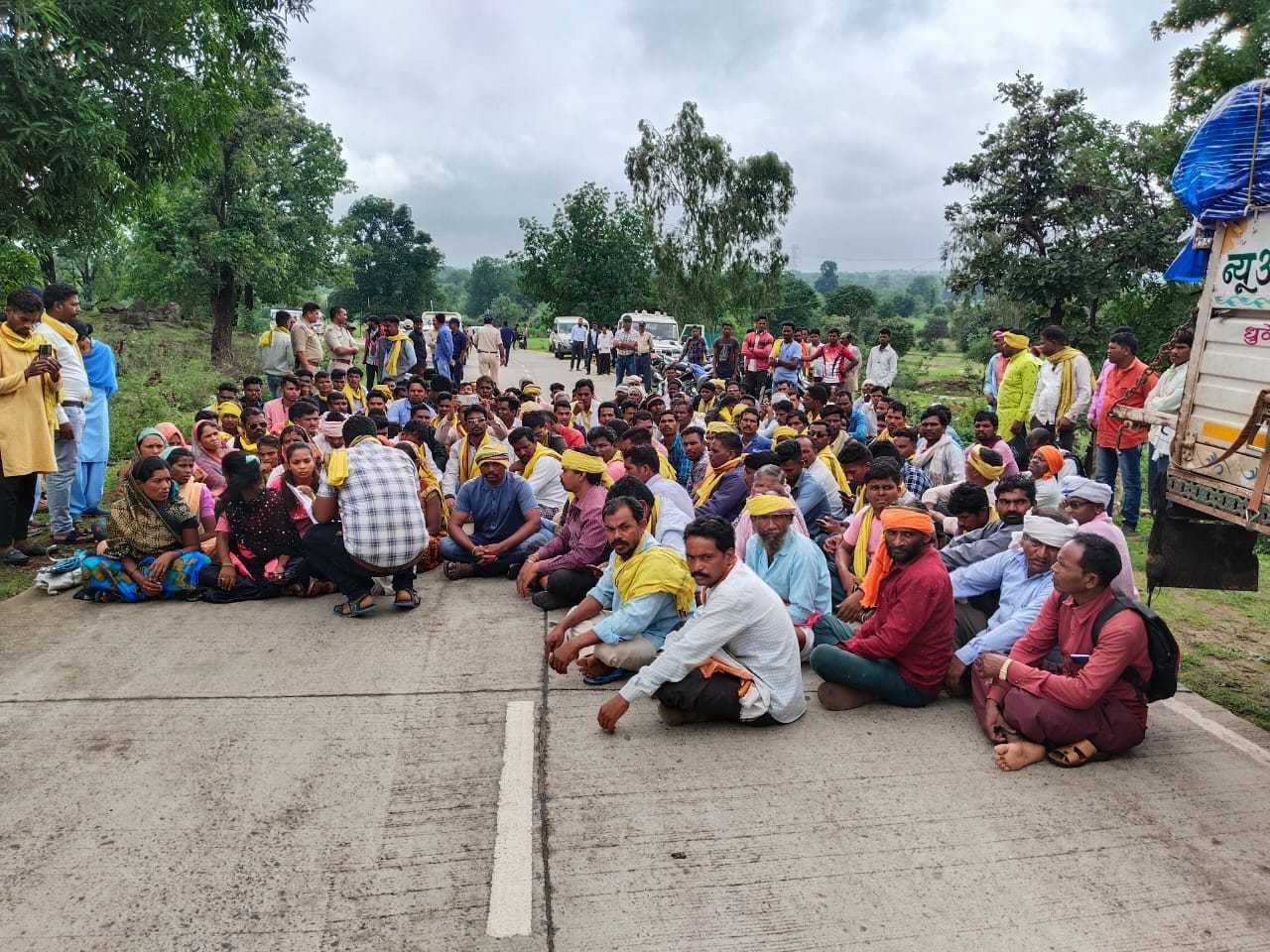 कंस्ट्रक्शन कंपनी ने अवैध तरीके से आदिवासी की भूमि पर किया स्टेट हाईवे निर्माण